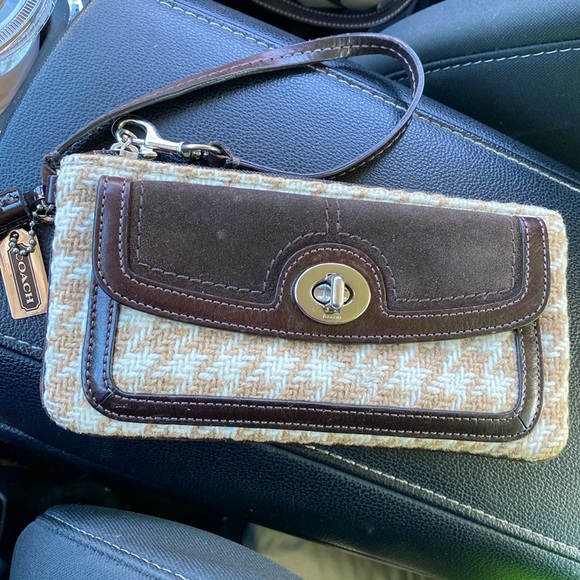 Coach suede and wool woven brown wristlet turn lock w/hangtag and tassel - Picture 4 of 17